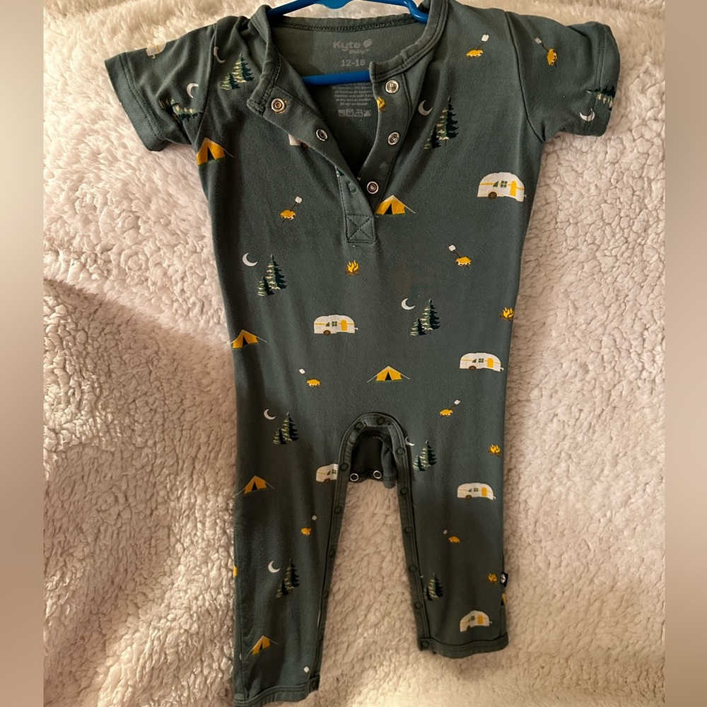 Kyte Baby short sleeve romper in Camping 12-18 mo